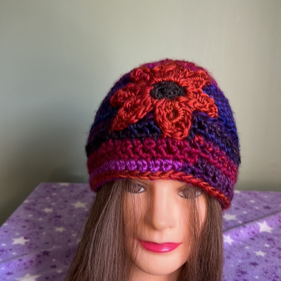 Crochet satin flower beanie medium new - Picture 6 of 7